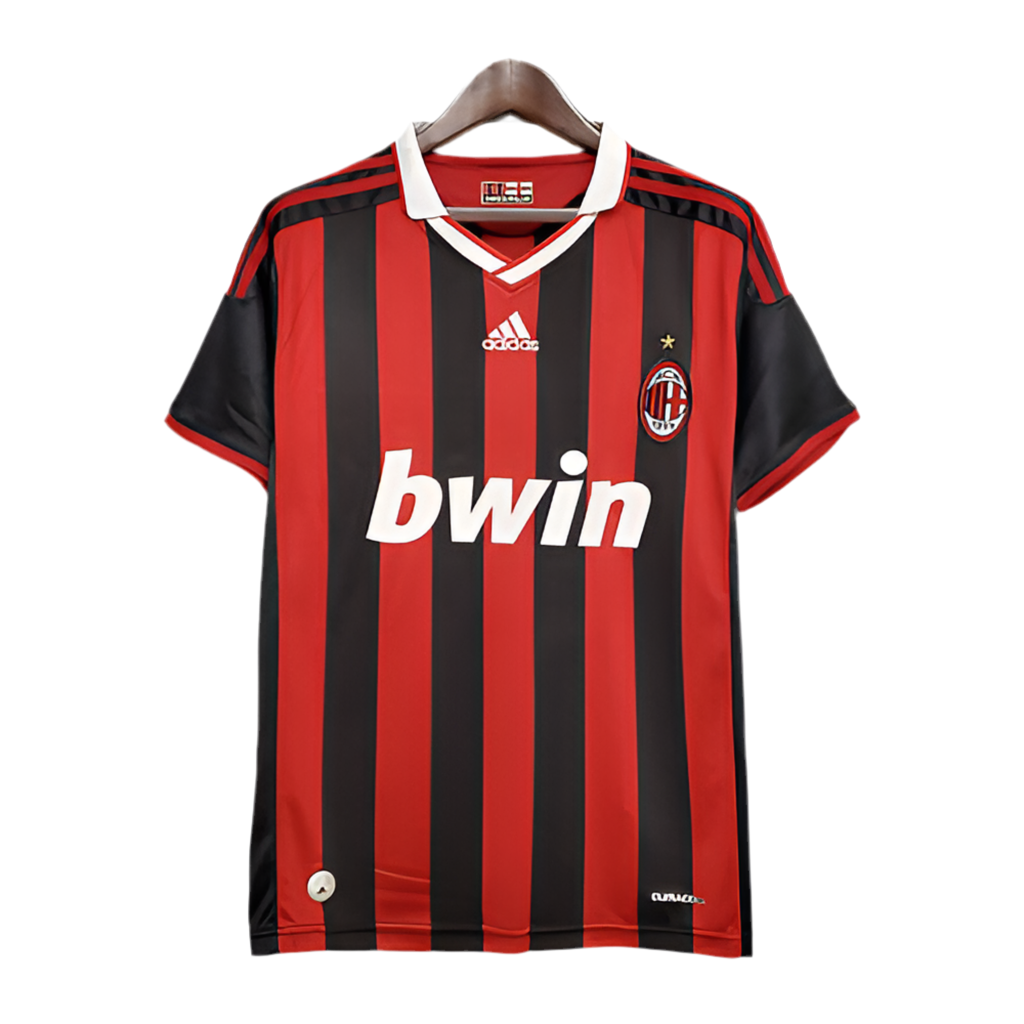 7A25A674-A592-442F-B74A-B9CBBD420844.png Jersey AC Milan Retro 09/10 - Red and Black - Image 1